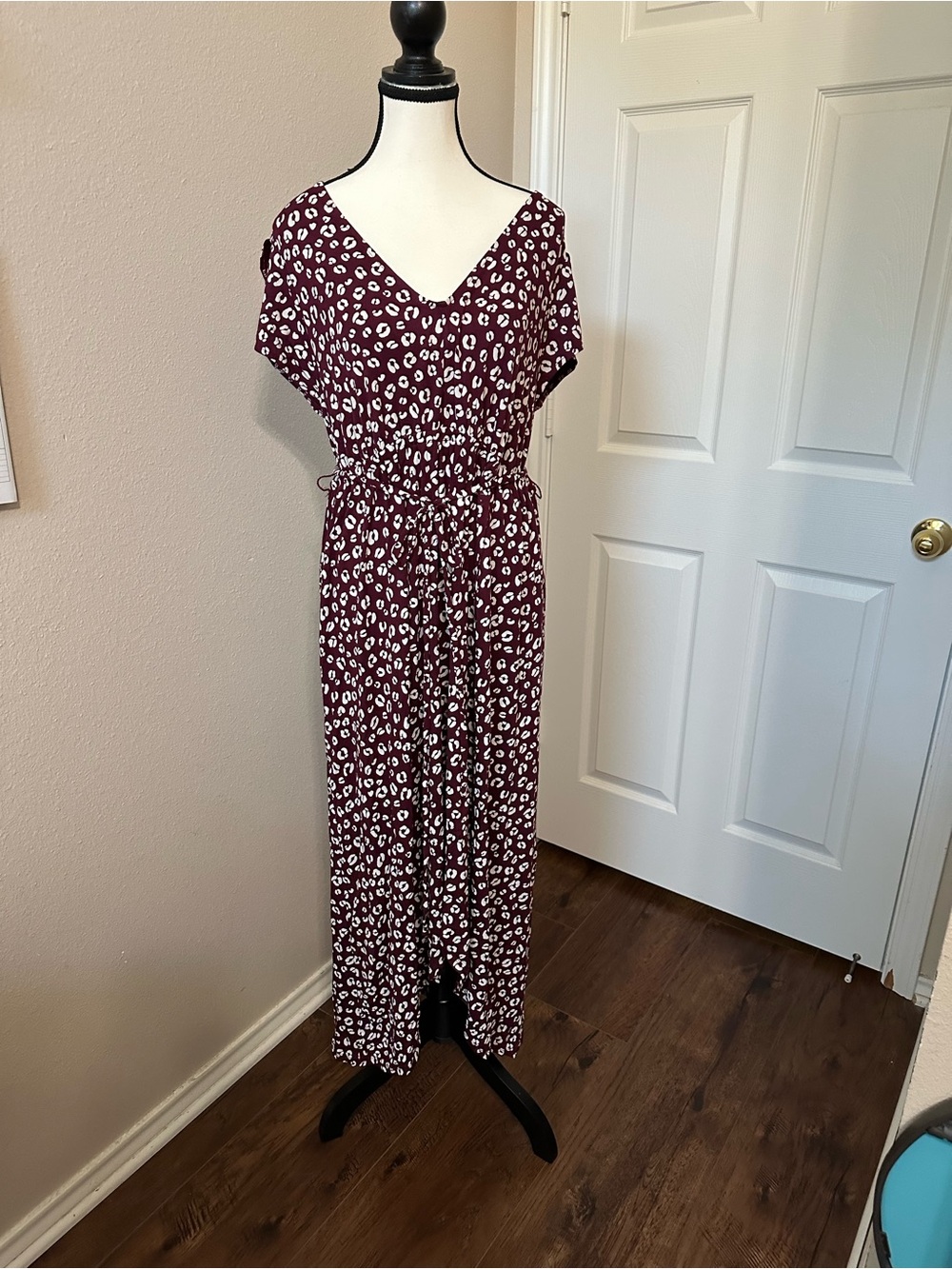 Isabell Maternity Burgundy/white V neck dress with self tie size XL NWT